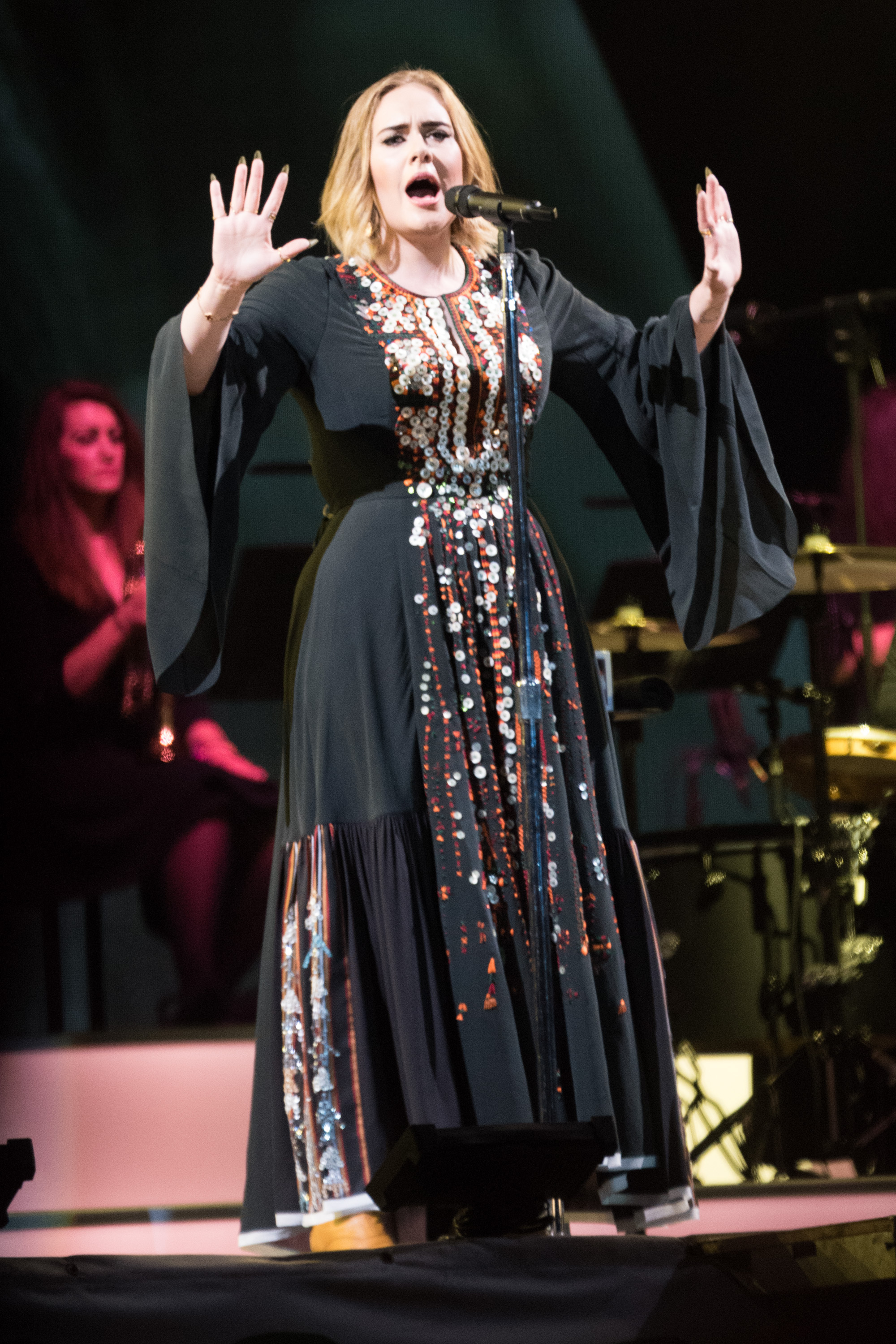 Adele günde 315 bin lira kazanıyor Adele günde 315 bin lira kazanıyor